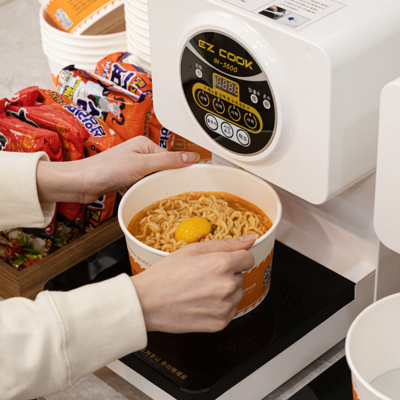 Can-ezcook IH5600 Ramyun Cooker with digital control panel and stainless steel construction for easy ramen cooking.